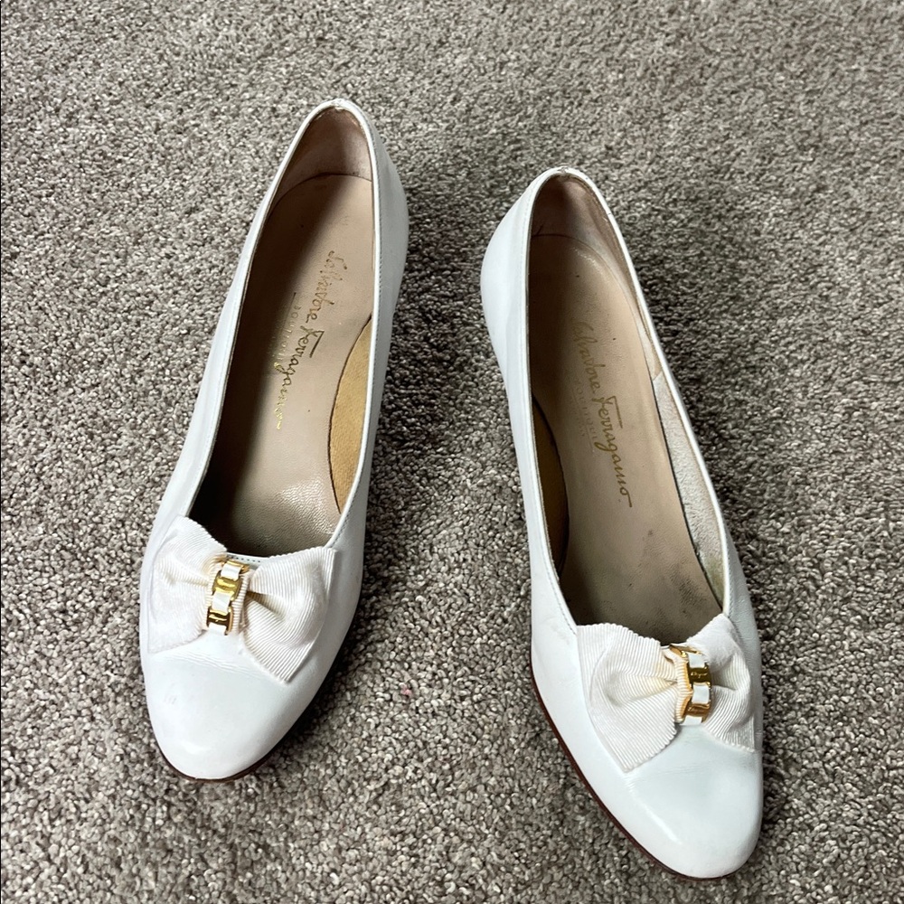 Vintage Salvatore Ferragamo White Bow Pumps with Gold Accent - Picture 16 of 16